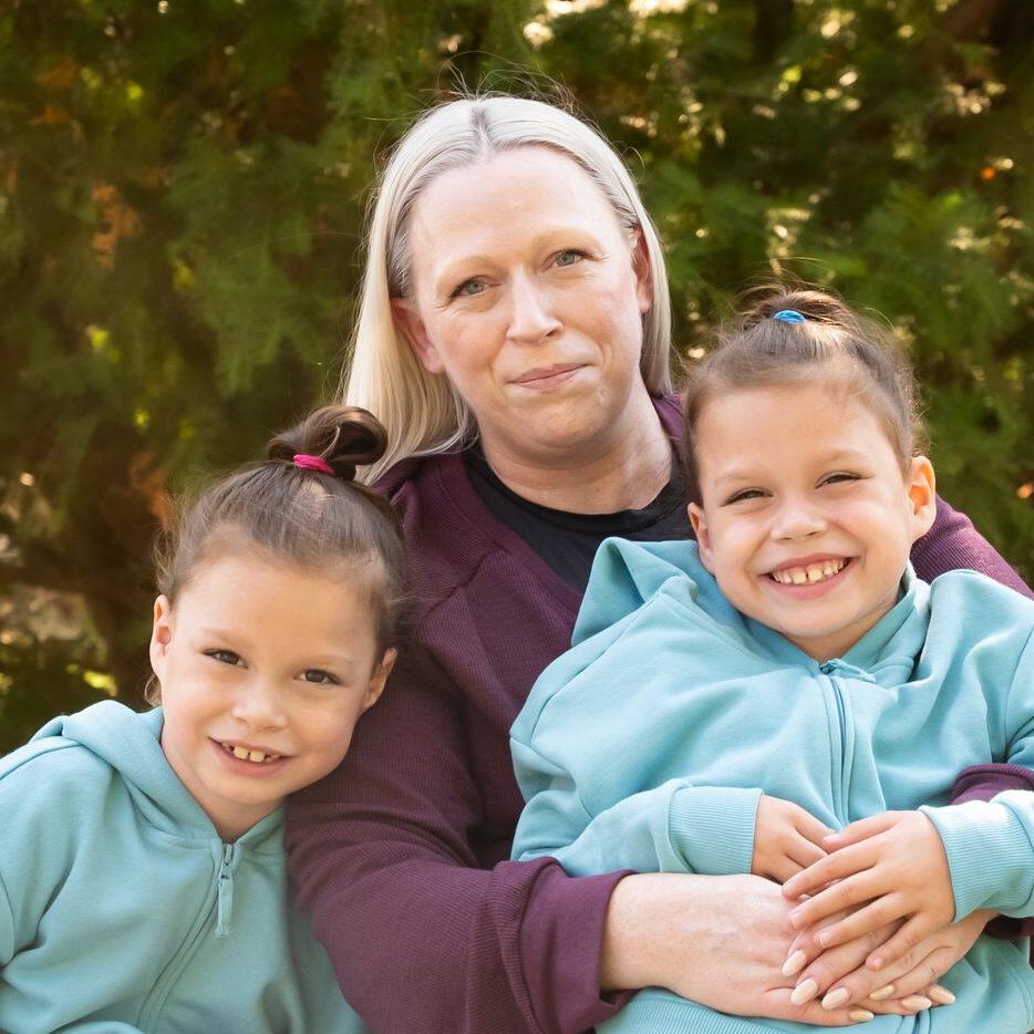 Food costs are spiralling. These ºÚÁϳԹÏÍøs are turning to food banks for help.